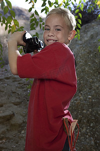 男孩(7-9岁)使用双筒望远镜