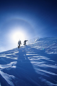 滑雪者徒步登上山顶