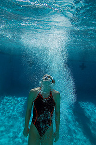 游泳池里的年轻女子游泳运动员