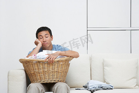 疲惫的男人洗着衣服躺在沙发上