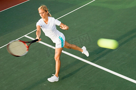 网球运动员在击球时挥杆