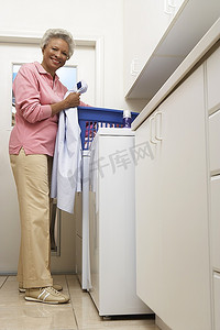 在家洗衣服的老妇人