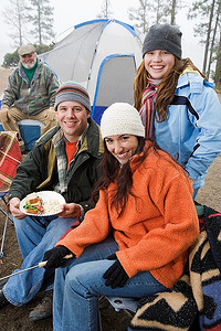 一家人在帐篷前吃饭