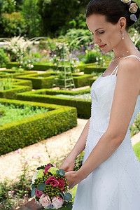 婚嫁摄影照片_正式花园中的新娘