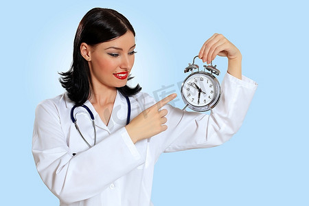 年轻的女医生与时钟