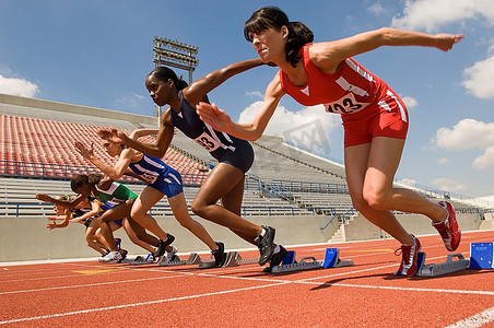 一群女子田径运动员在短跑