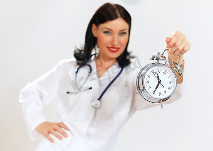 时间治愈摄影照片_带着钟表的年轻女医生