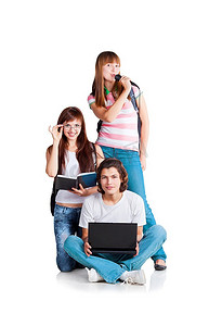 学生们在打发时间；一个拿着笔记本电脑的男孩；一个拿着麦克风唱歌的女孩；拿着笔记本的女孩戴着眼镜