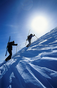 滑雪者徒步登上山顶