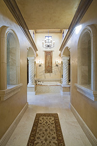 棕榈泉之家的大理石走廊