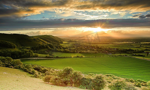黄昏的村庄摄影照片_夏日夕阳下的英国乡村风光
