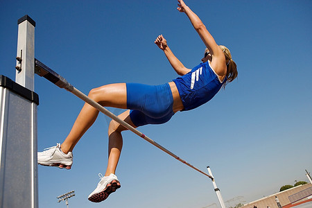 女运动员跳高、低角度观赛