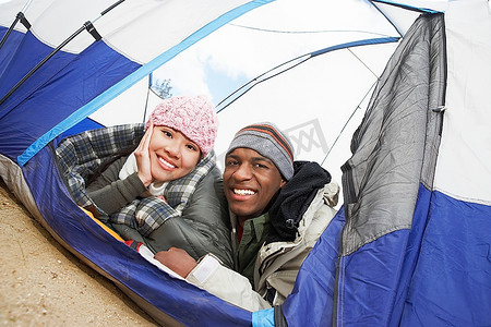 穿着保暖衣服的夫妇躺在帐篷里
