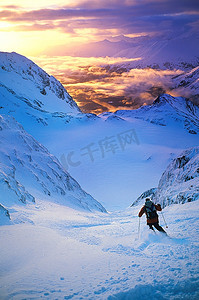 山坡上的滑雪者