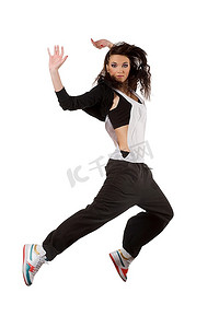 现代年轻女嘻哈舞者跳过白色背景对着镜头看