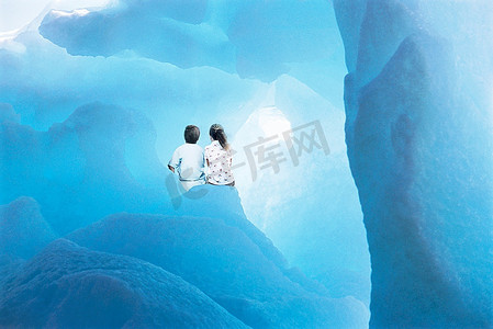 男孩(3-4)和女孩(5-6)，穿着睡衣，坐在冰冷的洞穴里，背影(数码合成)