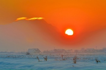 夕阳笼罩着村庄