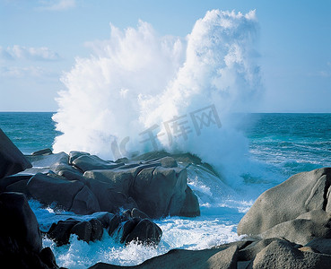 海浪打破岩石海岸