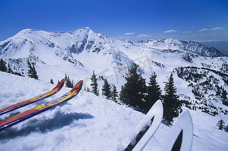 两副滑雪板俯瞰雪山山脉