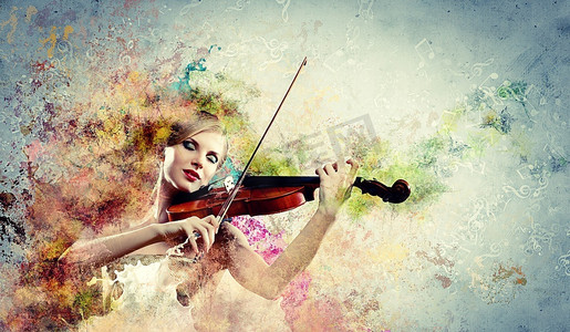 美丽的女小提琴手闭着眼睛在飞溅的背景下演奏