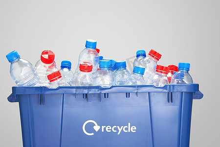 装满空塑料瓶的回收容器