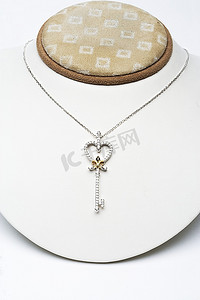 珠宝背景摄影照片_18K白金钥匙吊坠，镶0.50克拉钻石