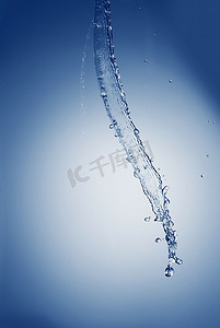 透明水泡摄影照片_水花飞溅，水泡滚滚。下落的水