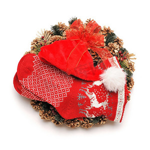 带圣诞帽的传统圣诞花环和白色隔开的袜子