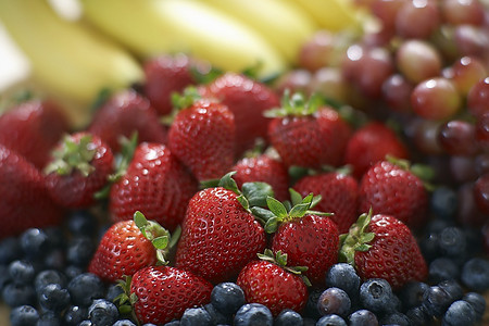 黑莓、草莓、葡萄和香蕉特写镜头