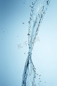 透明水泡摄影照片_水花飞溅，水泡滚滚。下落的水