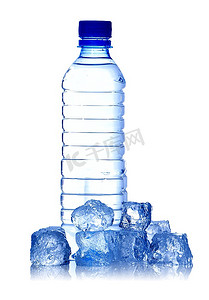 冰块倒影摄影照片_一瓶水和冰块。与世隔绝的白色，柔和的倒影。