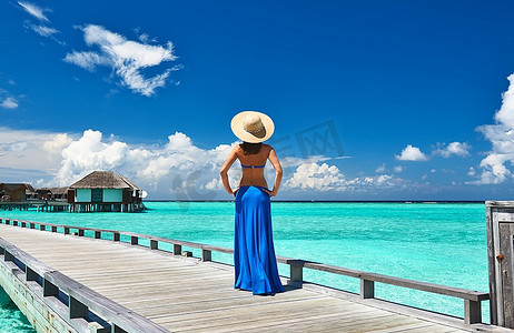 马尔代夫热带海滩码头上的一名女子