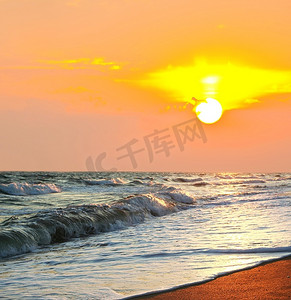 冲浪海上摄影照片_海上落日