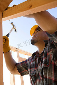 建筑工人在建筑工地上钉钉子