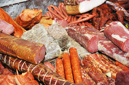 选择户外市场上的冷肉(烟熏火腿、沙朗牛排、头奶酪、香肠、热狗)