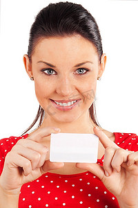 白色背景下穿着红色连衣裙和商务卡片的幸福年轻女子肖像