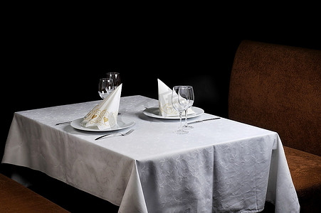 在现代餐厅用餐的桌子