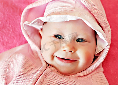 热毛巾摄影照片_新生婴儿在巴拿马的粉红色毛巾