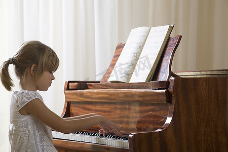女孩(5-6岁)弹钢琴