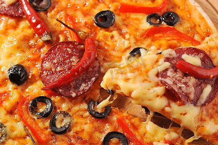 西红柿、奶酪、黑橄榄和胡椒披萨特写