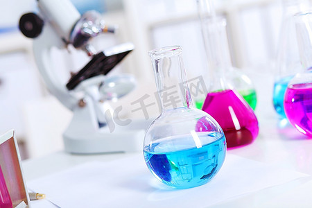 化学实验室玻璃器皿，内含有色液体