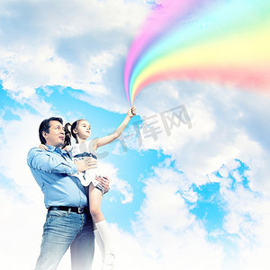 彩虹儿童摄影照片_父亲抱着女儿和彩虹