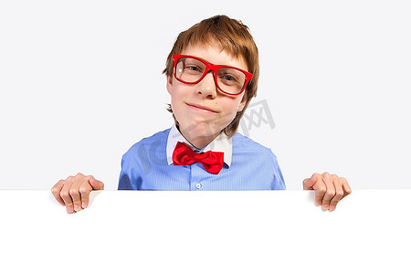 小学生海报摄影照片_戴红眼镜的小学生手持白色方块