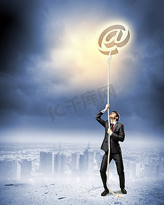 电子邮件标牌上贴着商人爬绳的图片
