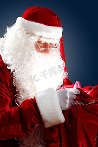 圣诞老人带着他的魔法礼物，红色的袋子装满了礼物