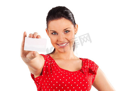 美丽的微笑着的年轻女子穿着红色连衣裙，在白色背景下挂着商务卡片