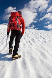 一名男性登山者在冰川上向上行走。勃朗峰，法国。
