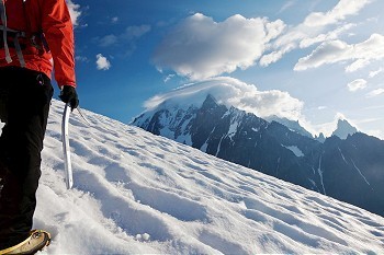 砥砺奋进的5年摄影照片_一名男性登山者在冰川上向上行走。勃朗峰，法国。