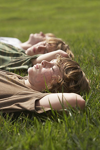 三个十几岁的兄弟（13-17）躺在前面的草坪关闭