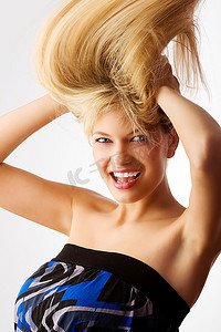 美丽的金发女孩的时尚肖像，头发在风中飘动